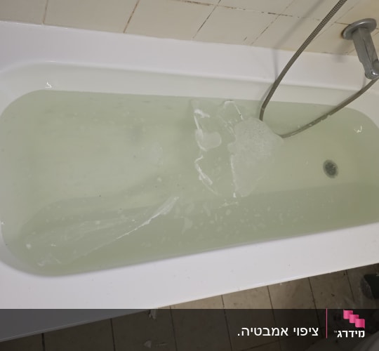 הלבשת אמבטיה אקרילית מלאה במים במהלך תהליך ההתקנה
